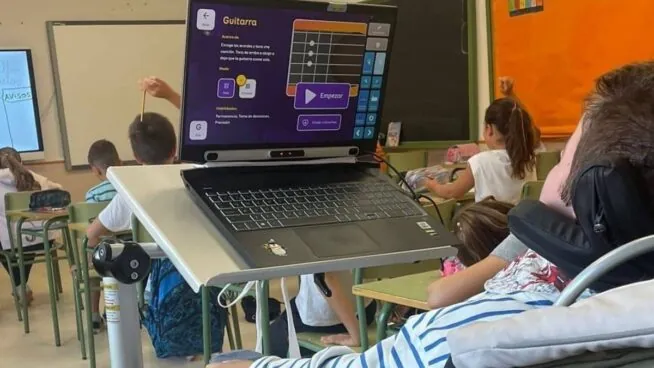 La tecnología permite que un niño que no puede hablar ni moverse saque sobresaliente