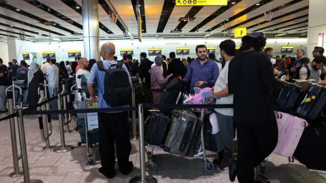 El caos aeroportuario en Europa por el ciberataque persistirá este lunes