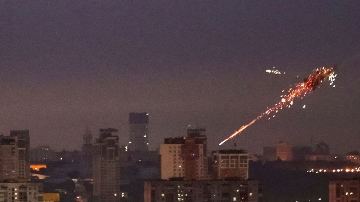 Zelenski condena un «vil» y «masivo» ataque ruso de 12 horas: cuatro muertos y 70 heridos
