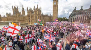 Decenas de policías heridos en una masiva manifestación «patriótica» en Londres