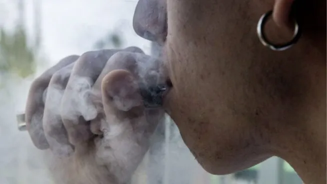 A nueve de cada diez familias les preocupa que sus hijos vapeen, y culpan a la venta libre