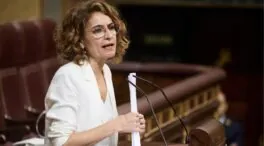 Montero reitera que pone la mano en el fuego por su jefe de gabinete