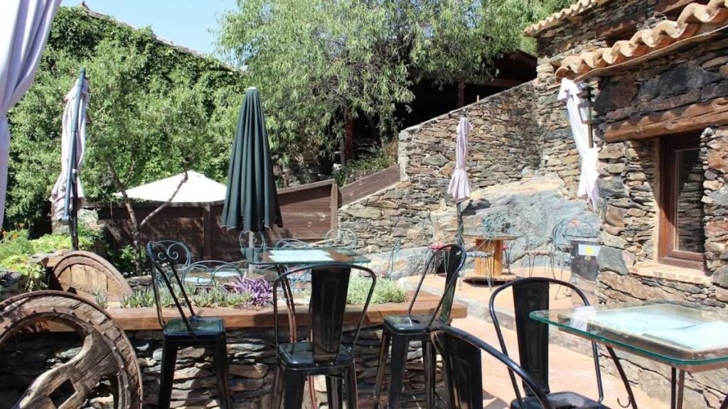 La terraza del restaurante La Cata Gastromarket, Patones de Arriba. La Cata Gastromarket