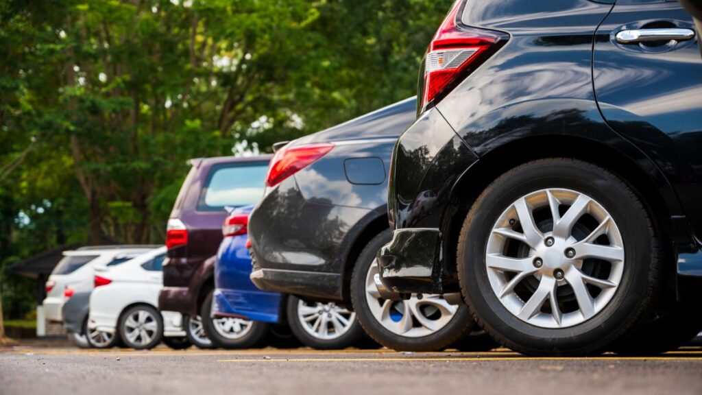 Coches aparcados. Canva