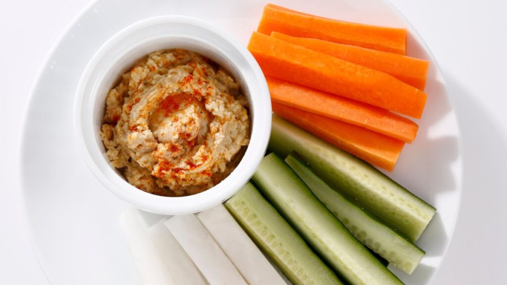 'Hummus' con 'crudités' de verduras. Canva