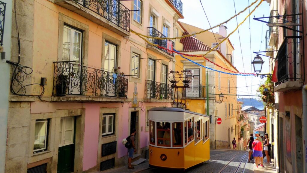 Funicular de Gloria, Lisboa. Canva