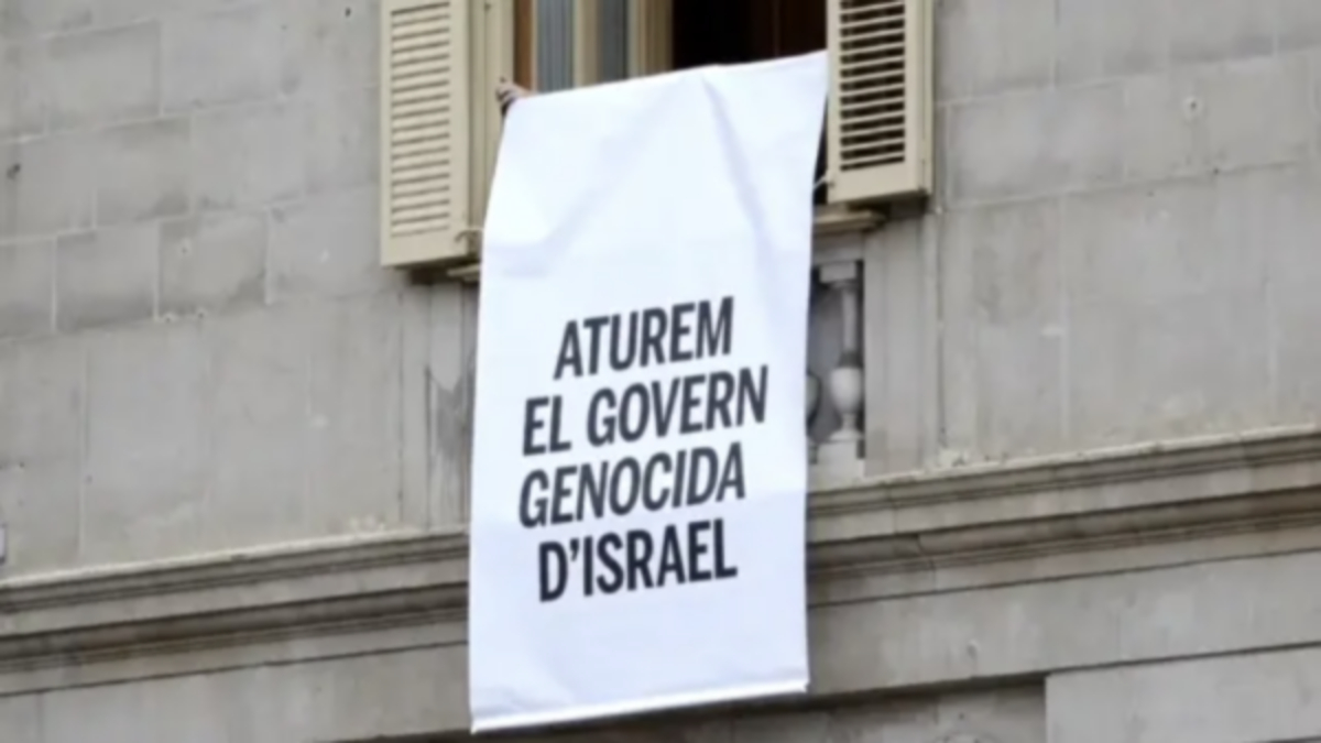 El Ayuntamiento de Barcelona cuelga carteles contra «el Gobierno genocida de Israel»