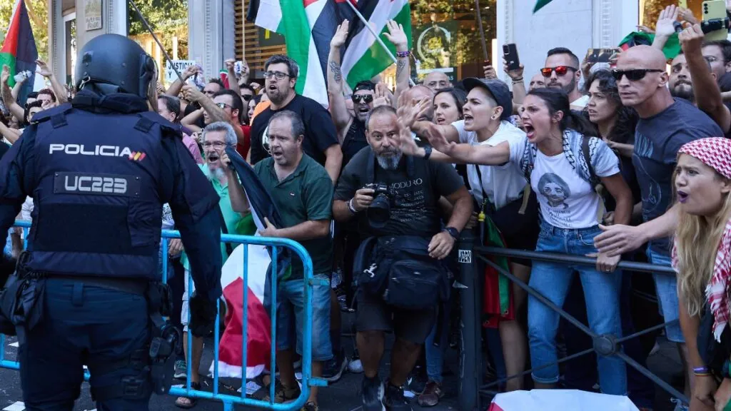 Irene Montero en las protestas para interrumpir la Vuelta 2025