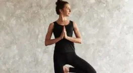 Postura del árbol: el ejercicio de yoga que fortalece piernas, cadera y mejora el equilibrio