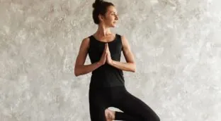 Postura del árbol: el ejercicio de yoga que fortalece piernas, cadera y mejora el equilibrio