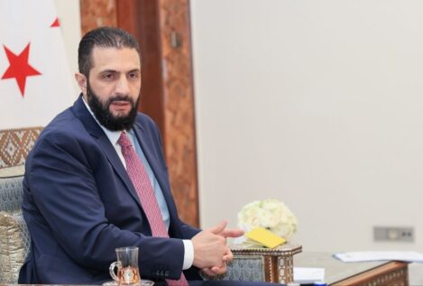 El presidente de transición de Siria mantiene un breve encuentro con Trump en Nueva York