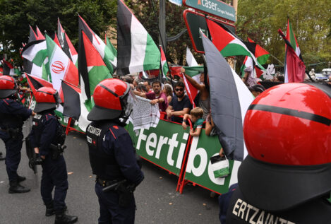 Tres detenidos y cuatro agentes lesionados en las protestas de la etapa de la Vuelta en Bilbao