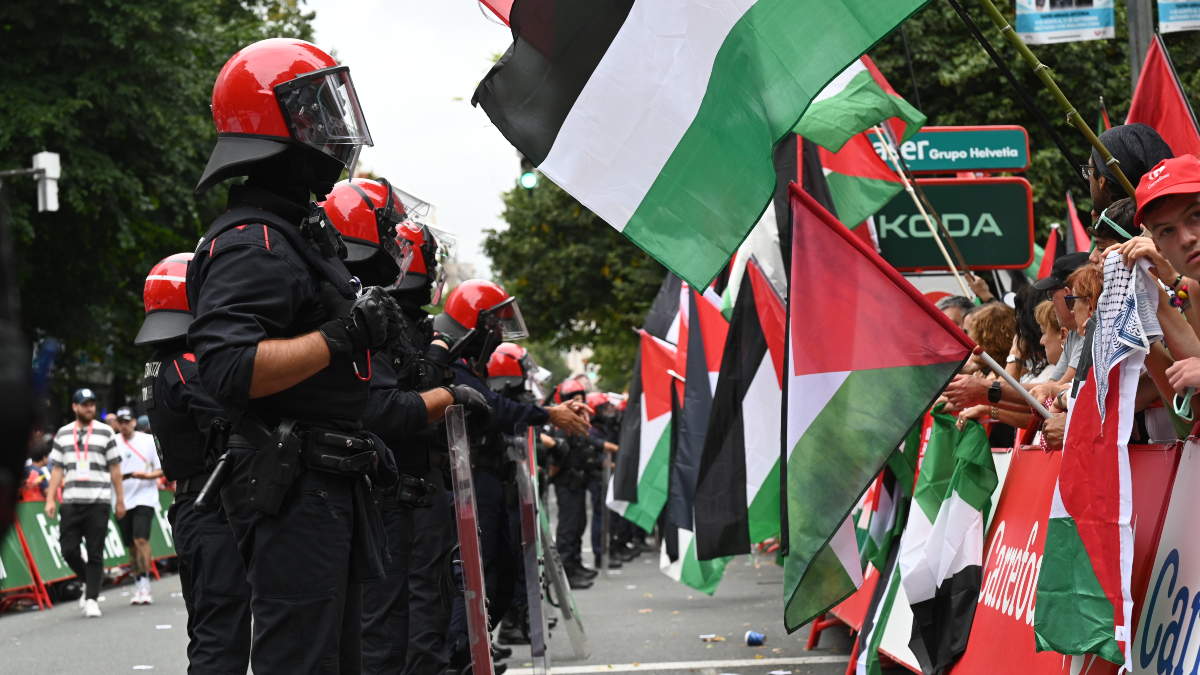 Las protestas a favor de Palestina obligan a detener la Vuelta otra vez