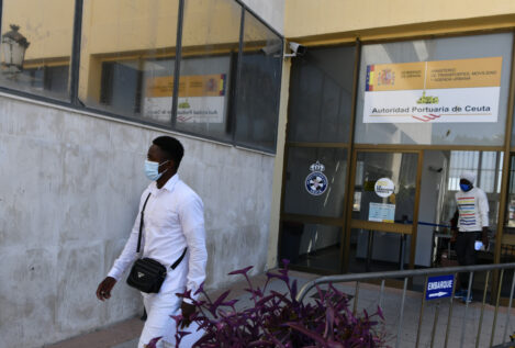 Un grupo de 43 adultos inmigrantes se traslada desde Ceuta a otras comunidades autónomas