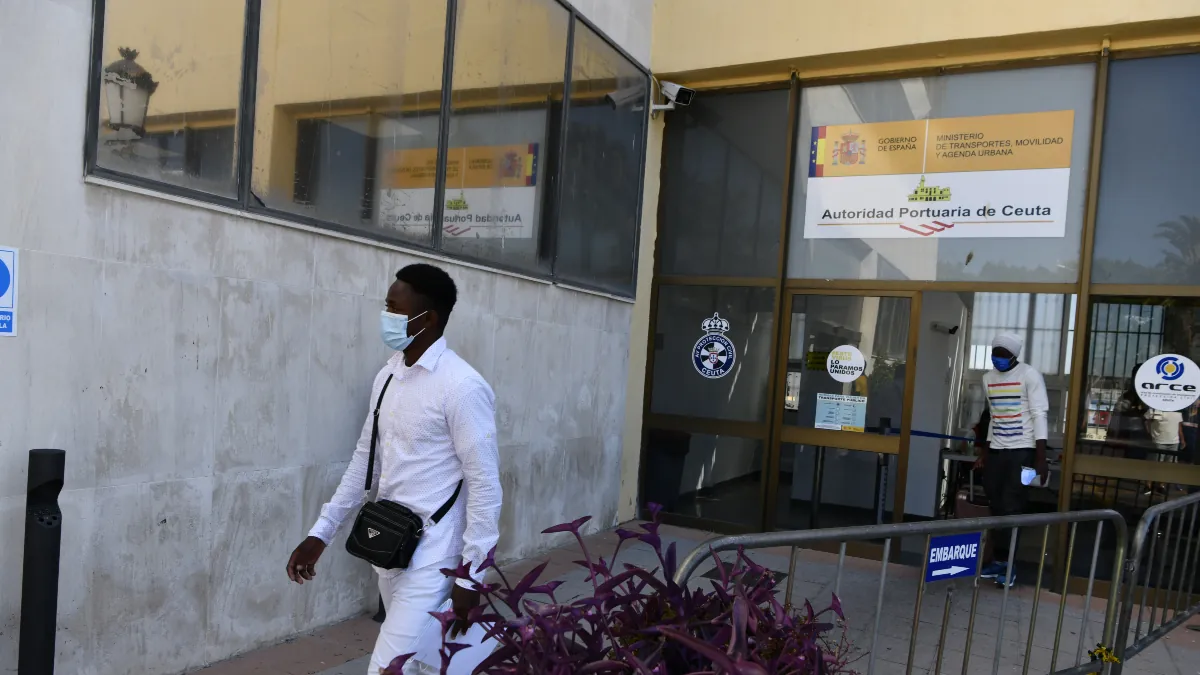 Un grupo de 43 adultos inmigrantes se traslada desde Ceuta a otras comunidades autónomas
