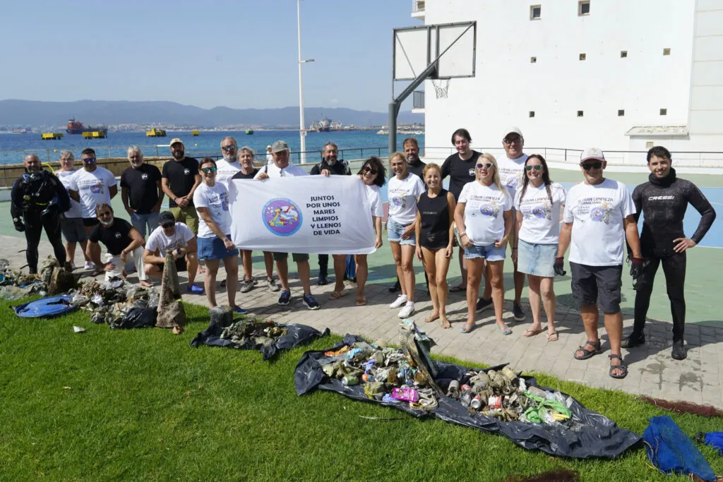 Equipo de voluntarios en Algeciras / Gogo Lobato