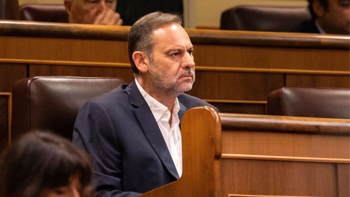 Ábalos pide a la Justicia que prohíba emitir el documental de Telecinco con su exmujer