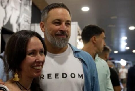 Abascal homenajea a Charlie Kirk con una camiseta en la cumbre 'Europa Viva 25'