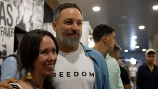Abascal homenajea a Charlie Kirk con una camiseta en la cumbre 'Europa Viva 25'