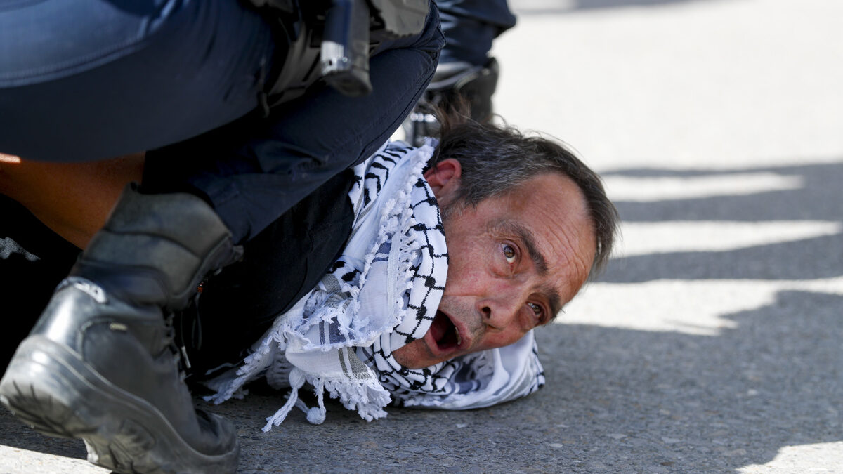 El ciclista Javier Romo sufre una caída tras irrumpir un activista propalestino en la Vuelta