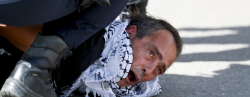 El ciclista Javier Romo sufre una caída tras irrumpir un activista propalestino en la Vuelta