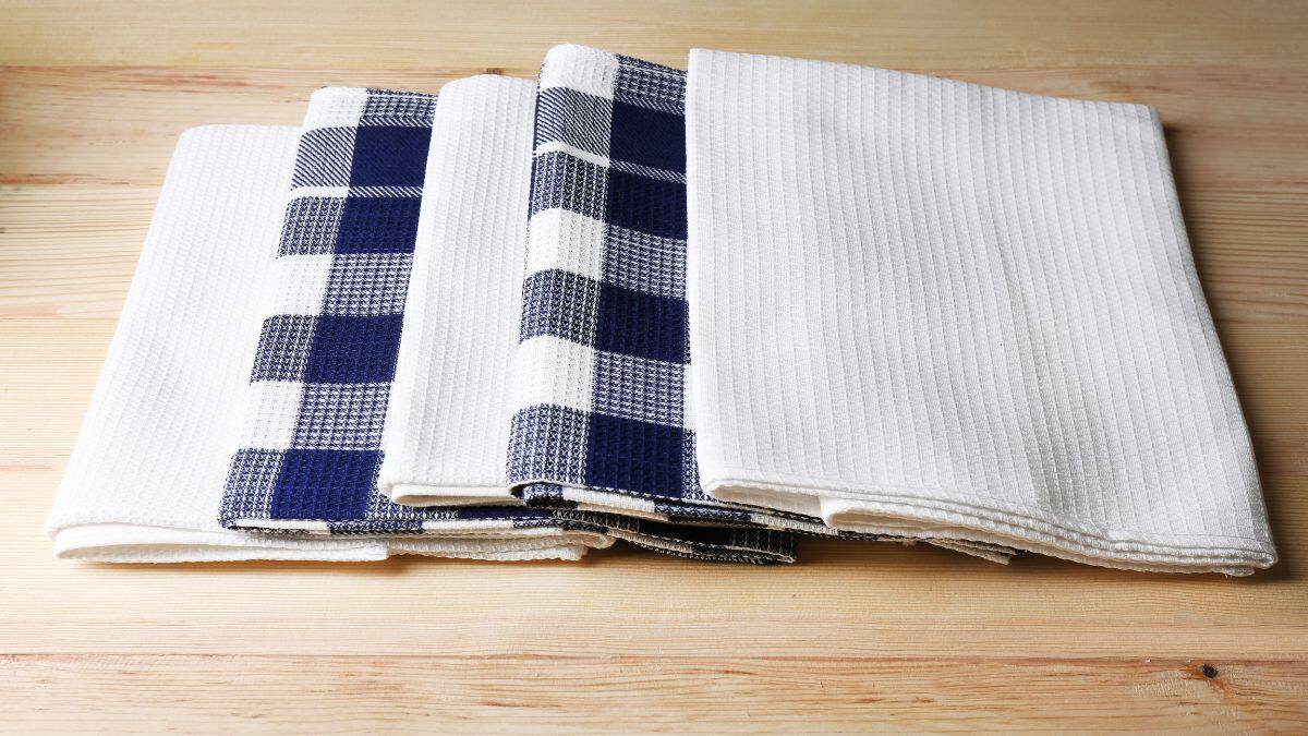 Adiós al mal olor en los trapos de cocina: la mezcla de vinagre y bicarbonato es la solución