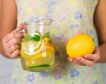 Esto es lo que le pasa a tu cuerpo cuando bebes agua con limón todos los días (y es muy bueno)