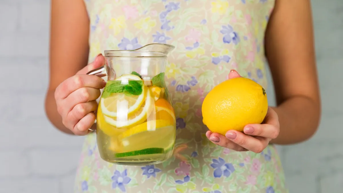 Esto es lo que le pasa a tu cuerpo cuando bebes agua con limón todos los días (y es muy bueno)
