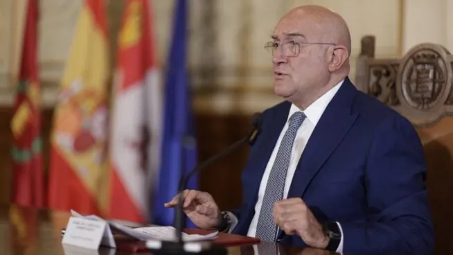 El alcalde de Valladolid, Carnero, reprocha a Óscar Puente por no aplazar el pago de la SVAV