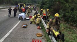 Dos heridos graves tras volcar un autobús con 70 pasajeros en una carretera de Barcelona