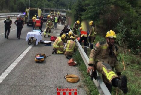 Dos heridos graves tras volcar un autobús con 70 pasajeros en una carretera de Barcelona