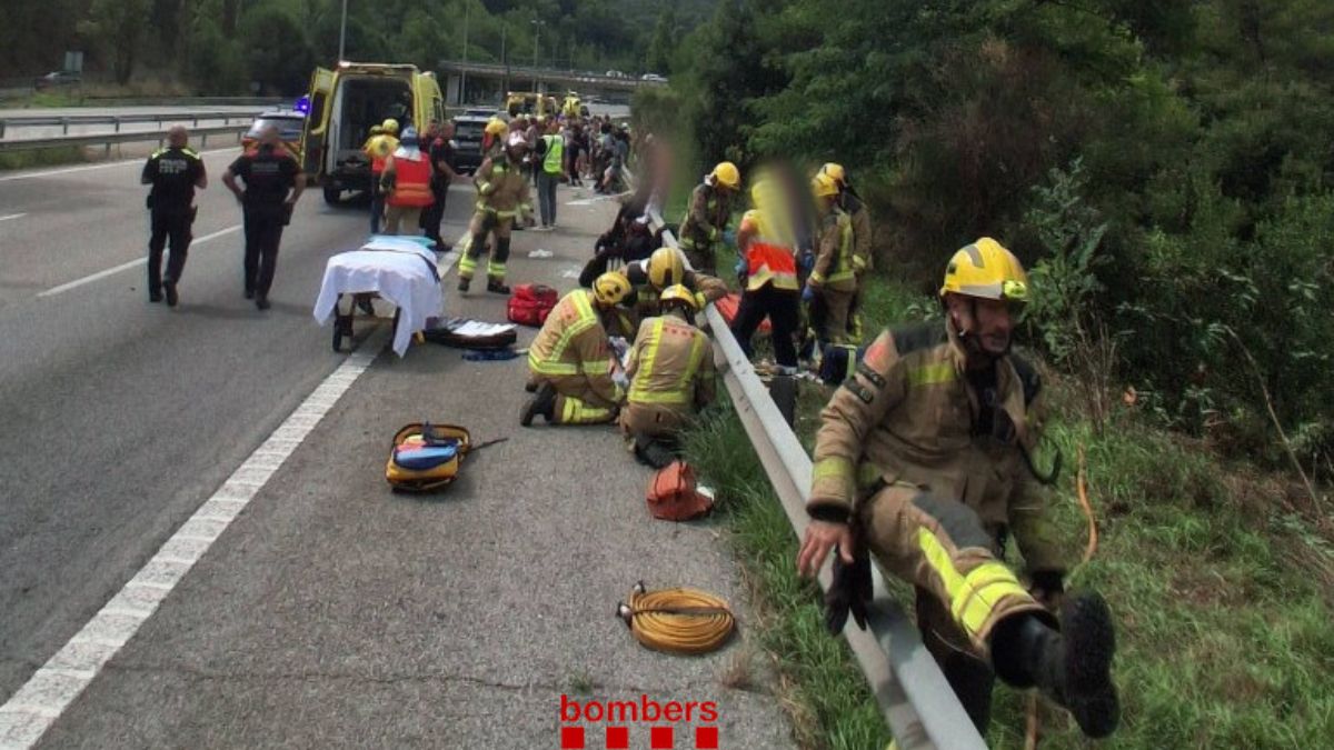 Dos heridos graves tras volcar un autobús con 70 pasajeros en una carretera de Barcelona