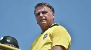 Bolsonaro, en la UCI por una bronconeumonía y sin previsión de alta