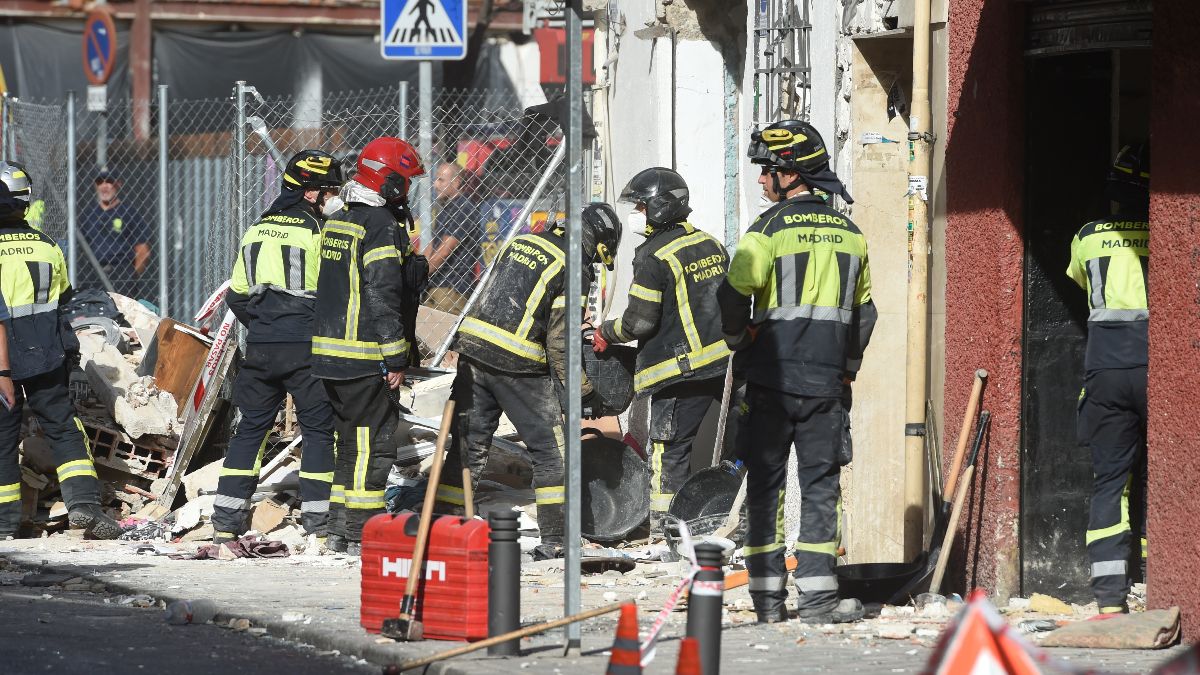 Hallan un segundo cadáver entre los restos del edificio que explotó el sábado en Vallecas