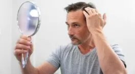 Las dos bebidas que deberías dejar de tomar ya si se te cae el pelo, según un nuevo estudio