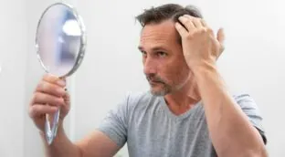 Las dos bebidas que deberías dejar de tomar ya si se te cae el pelo, según un nuevo estudio