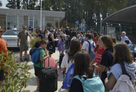 El campamento 'trans' defiende sus duchas mixtas con monitores: «Rompen estigmas»
