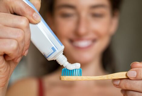 Una experta en odontología revela cuánta pasta de dientes debes usar según tu edad