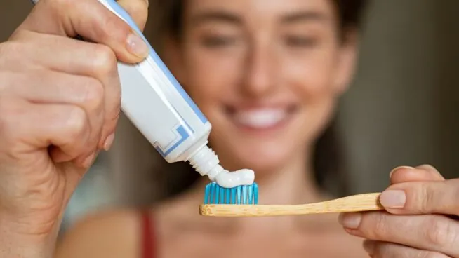 Una experta en odontología revela cuánta pasta de dientes debes usar según tu edad