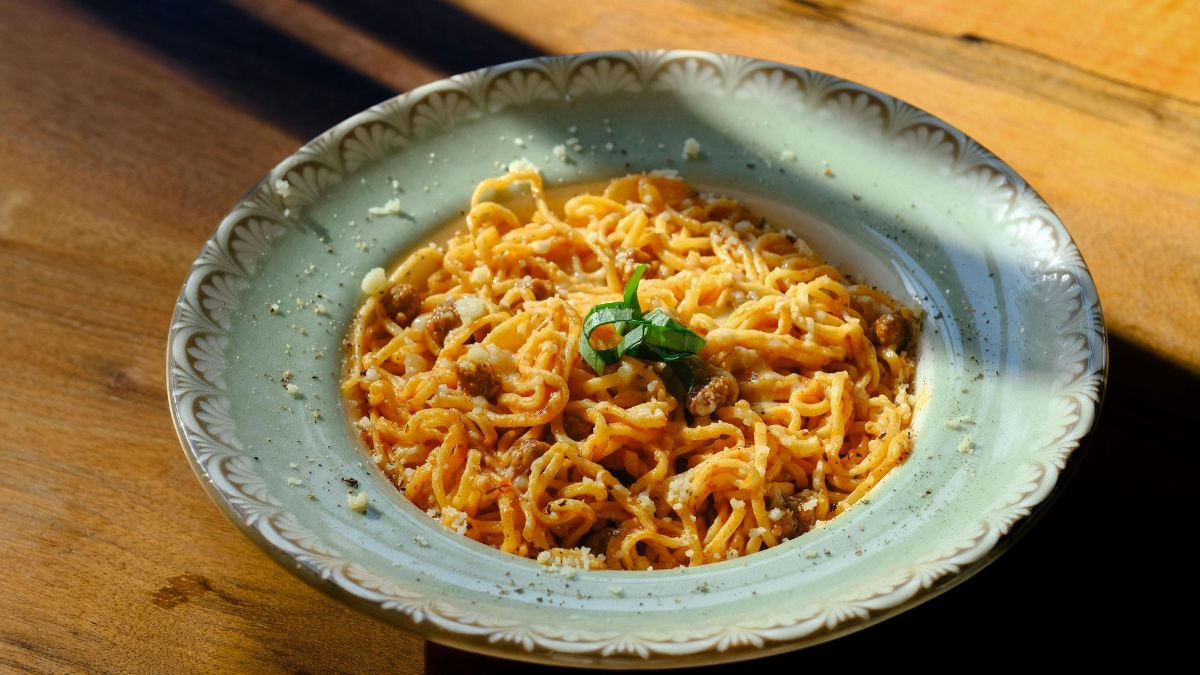 Carbonara a la española: chorizo ibérico, queso manchego y un toque de pimienta