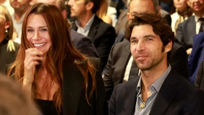 Cayetano Rivera reaparece sonriente junto a la periodista María Zabay en un evento social