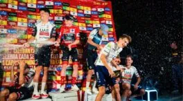 Así fue la celebración clandestina de los ciclistas tras cancelarse el podio de La Vuelta
