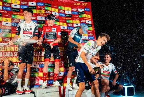 Así fue la celebración clandestina de los ciclistas tras cancelarse el podio de La Vuelta