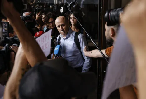 El jefe de la Confederación del Júcar se mete en un lío por sus contradicciones ante la juez