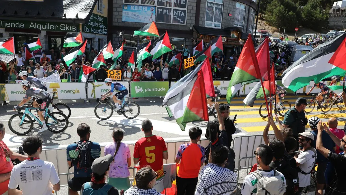 Un detenido en las protestas propalestinas durante la penúltima etapa de La Vuelta