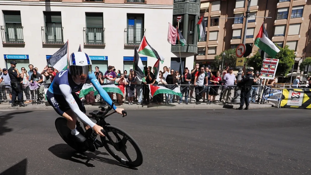 Detenidos dos manifestantes por saltar al recorrido de La Vuelta en Valladolid