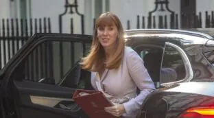 Dimite la 'número dos' del Gobierno británico por pagar menos impuestos de los que debía