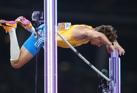 Un récord del mundo para la historia: Armand Duplantis certifica su oro mundialista