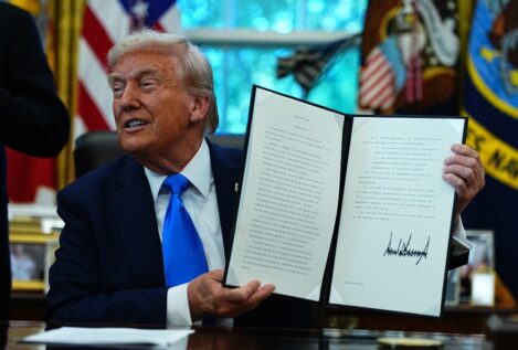 Trump impone una tasa de 100.000 dólares para los visados de inmigrantes cualificados