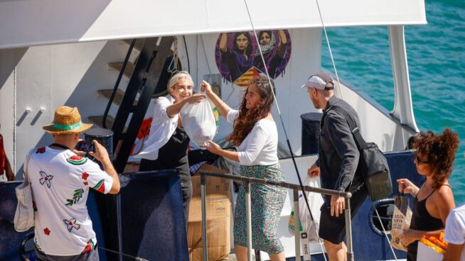 La flotilla de Colau y Thunberg zarpa de Barcelona a Gaza tras retraso por mal tiempo